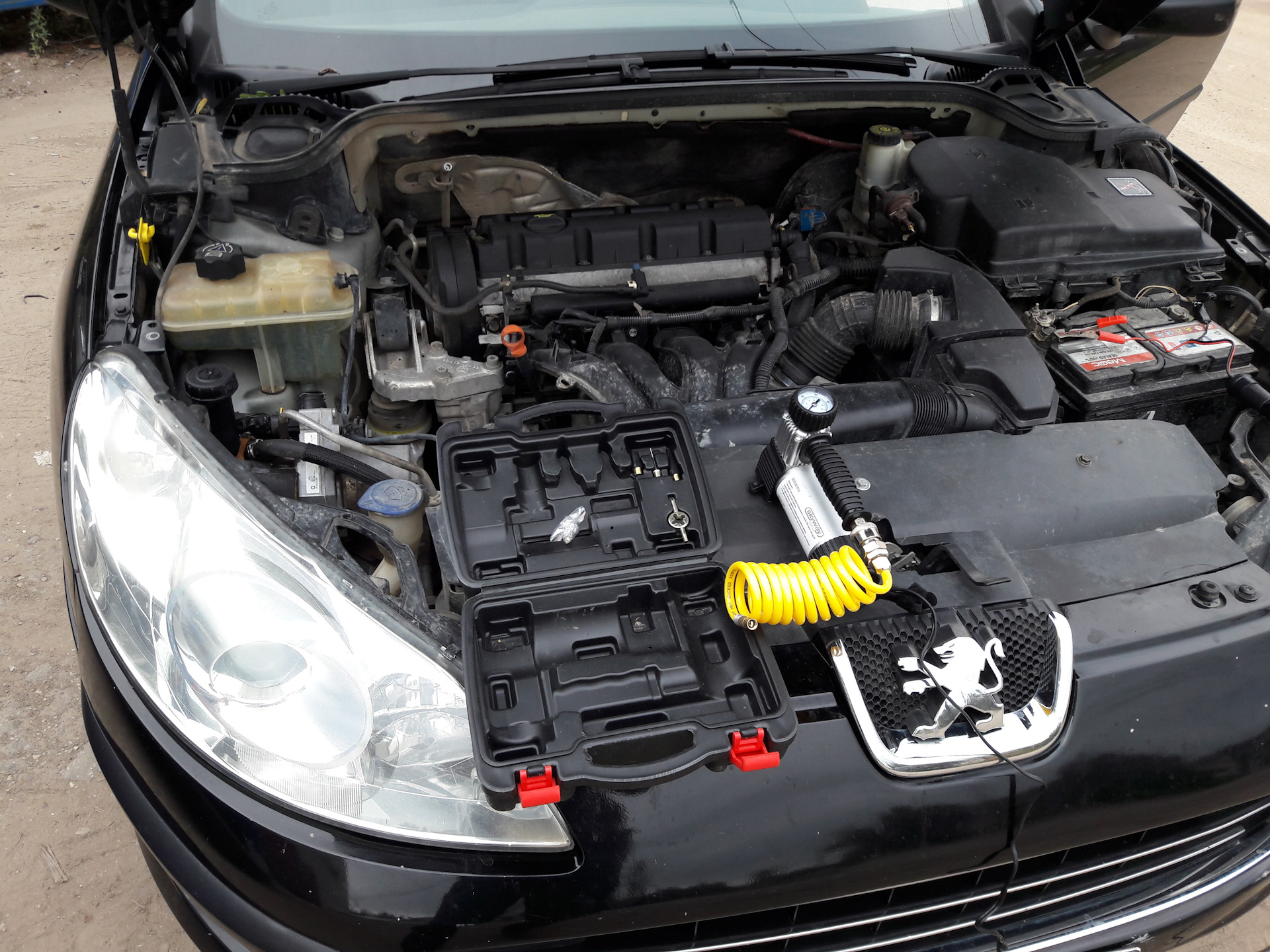 Фреон пежо 407. Пежо 206 2003 заправка кондиционера. Краны заправки кондиционера пежо 607. Фреон пежо 407. Хладагент мазда.