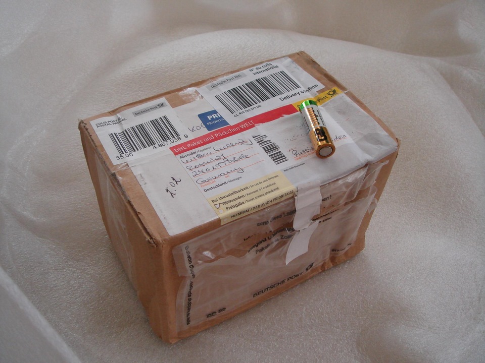 Сколько весит коробка а4 5 пачек. Вес коробки. Посылка из Германии ящик. Коробка ч36943. Коробка с весом.