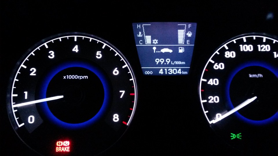 Тойота камри 2014 спидометр. Форд фокус 2 расход 20 литров. Расход 99 9. Расход 99 9. На бортовой компьютере расход 99,9 литров на 100.