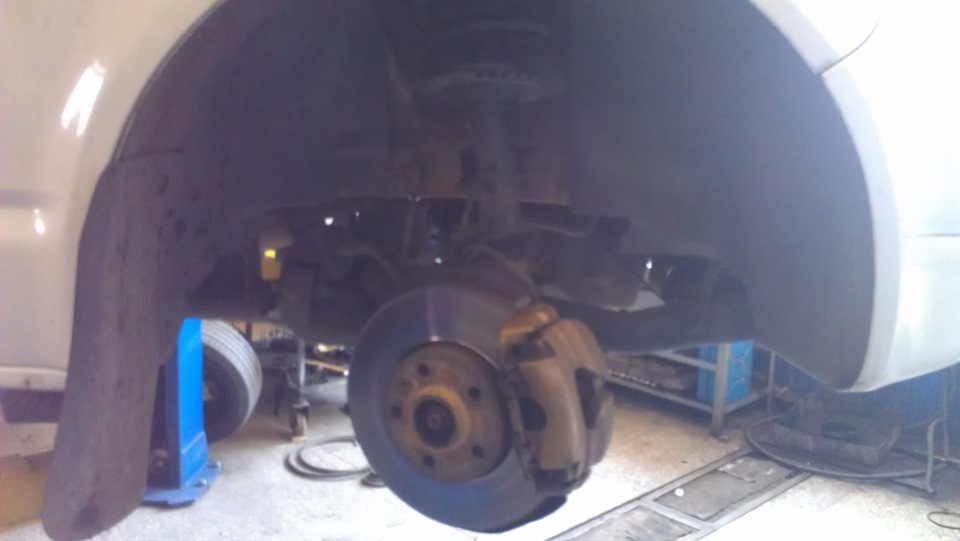 замена передних амортизаторов — Volkswagen Transporter T5, 1,9 л, 2006 ...