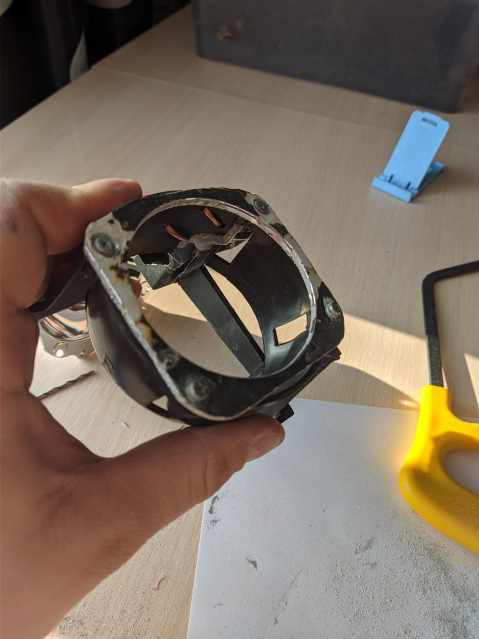 Сперва закрепил на родные болты, затем подгонял линзу. Сверлил и вкручивал на саморез — Geely MK
