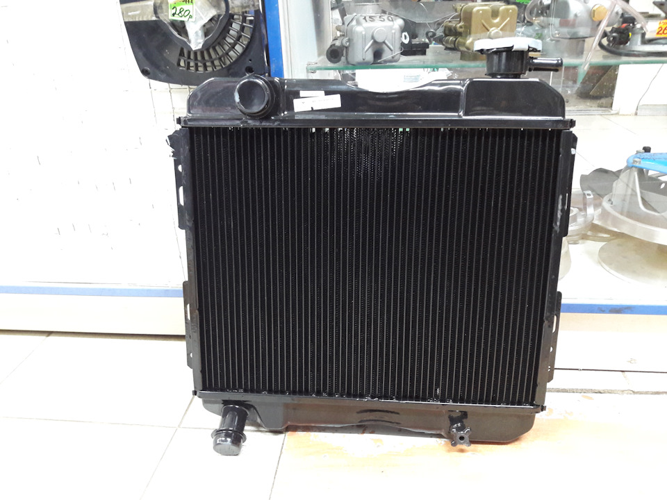 Чуток прикупился часть 2 ))) новый радиатор на москвич 2140 и термостат ...