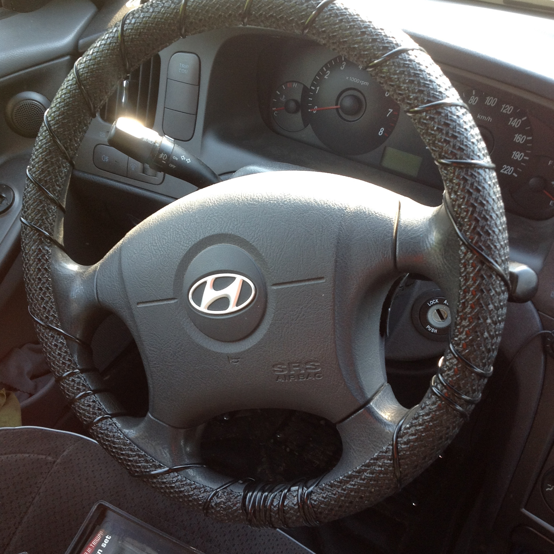 Руль хендай элантра 3. Руль на хендай элантра 2005. Руль деревянный хендай элантра xd. Руль хендай элантра 3. Убогая оплетка руля.