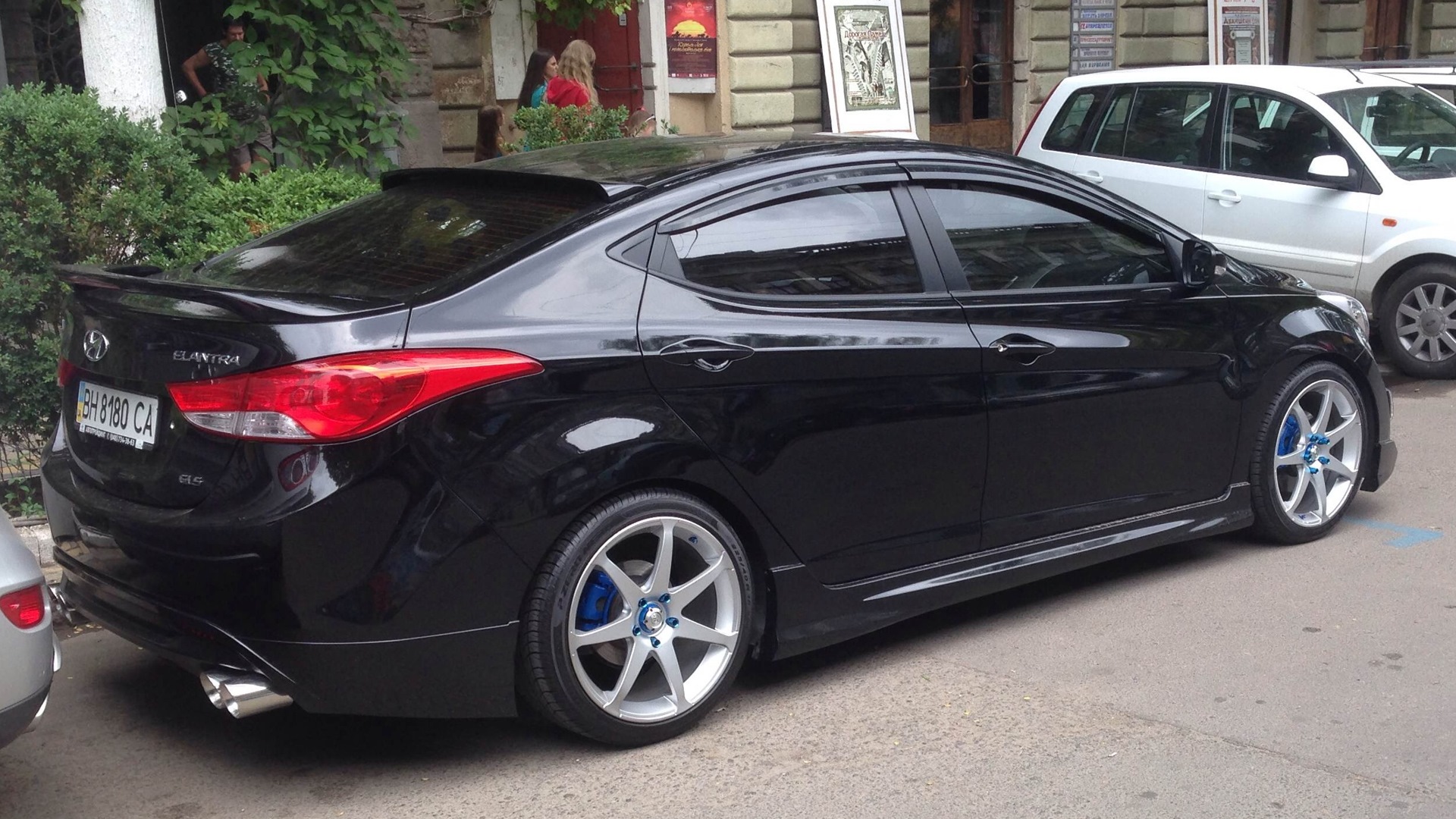 Обвес хендай элантра. Hyundai Elantra 2013 Tuning. Hyundai Elantra 5 Tuning. Hyundai Elantra 5 тюнинг. Hyundai Elantra 2011 Black.