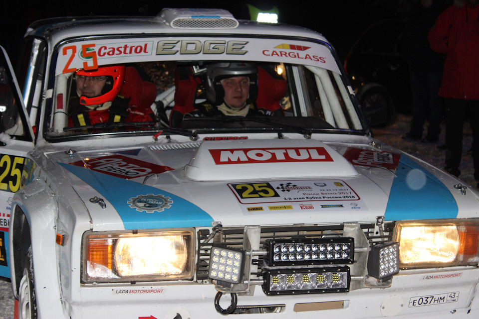 Снизу — та самая суперАврора — Lada 21051