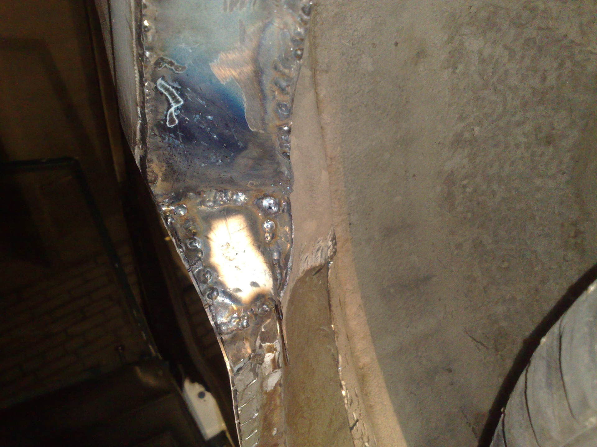 Как заварить арки. Сварка крыла автомобиля. Заваренный ремкомплект задней арки. Заварить крыло автомобиля. Сварка арок ваз 2114.