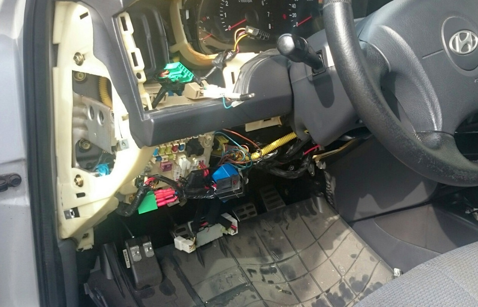 Кожух и накладка панели сняты — Hyundai Elantra (3G)