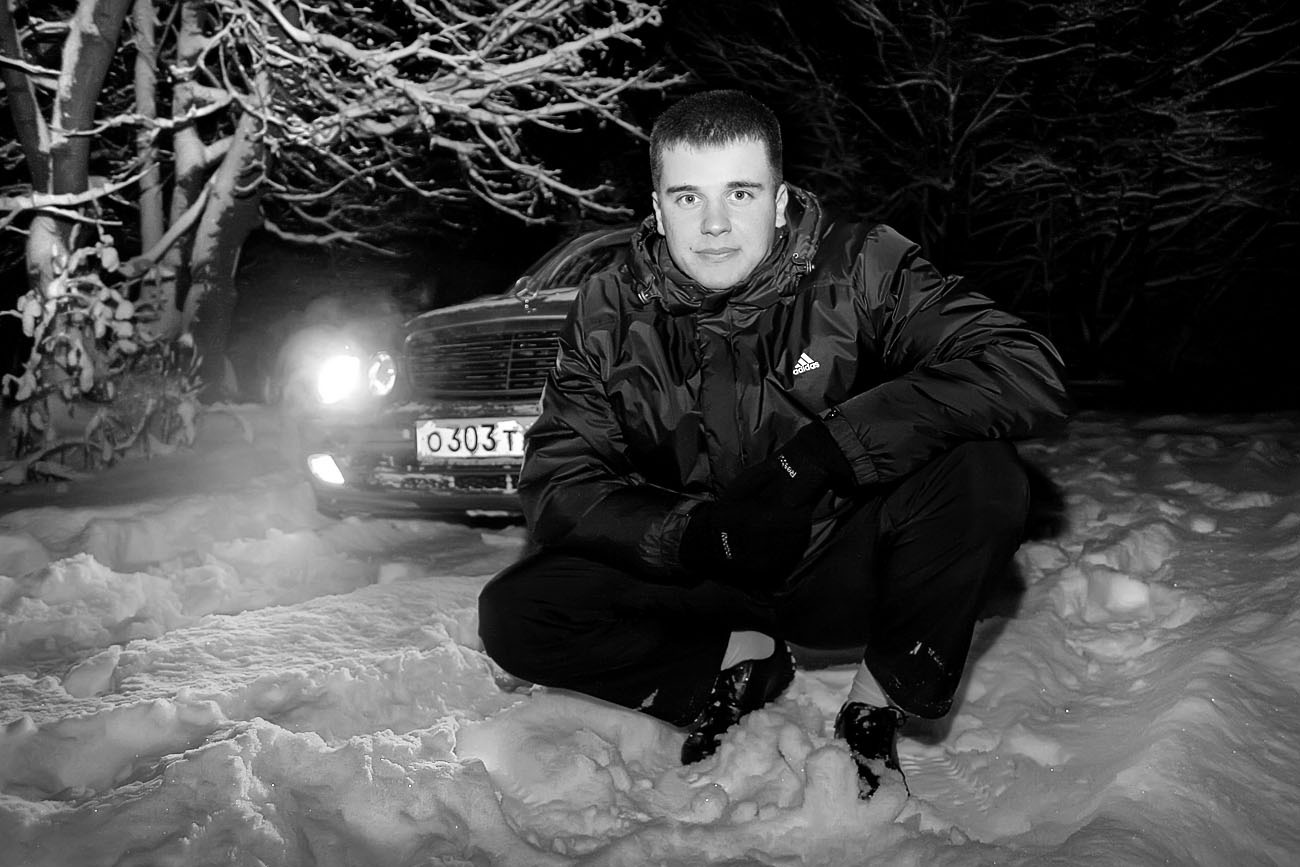 Фотосессия парня с машиной зимой