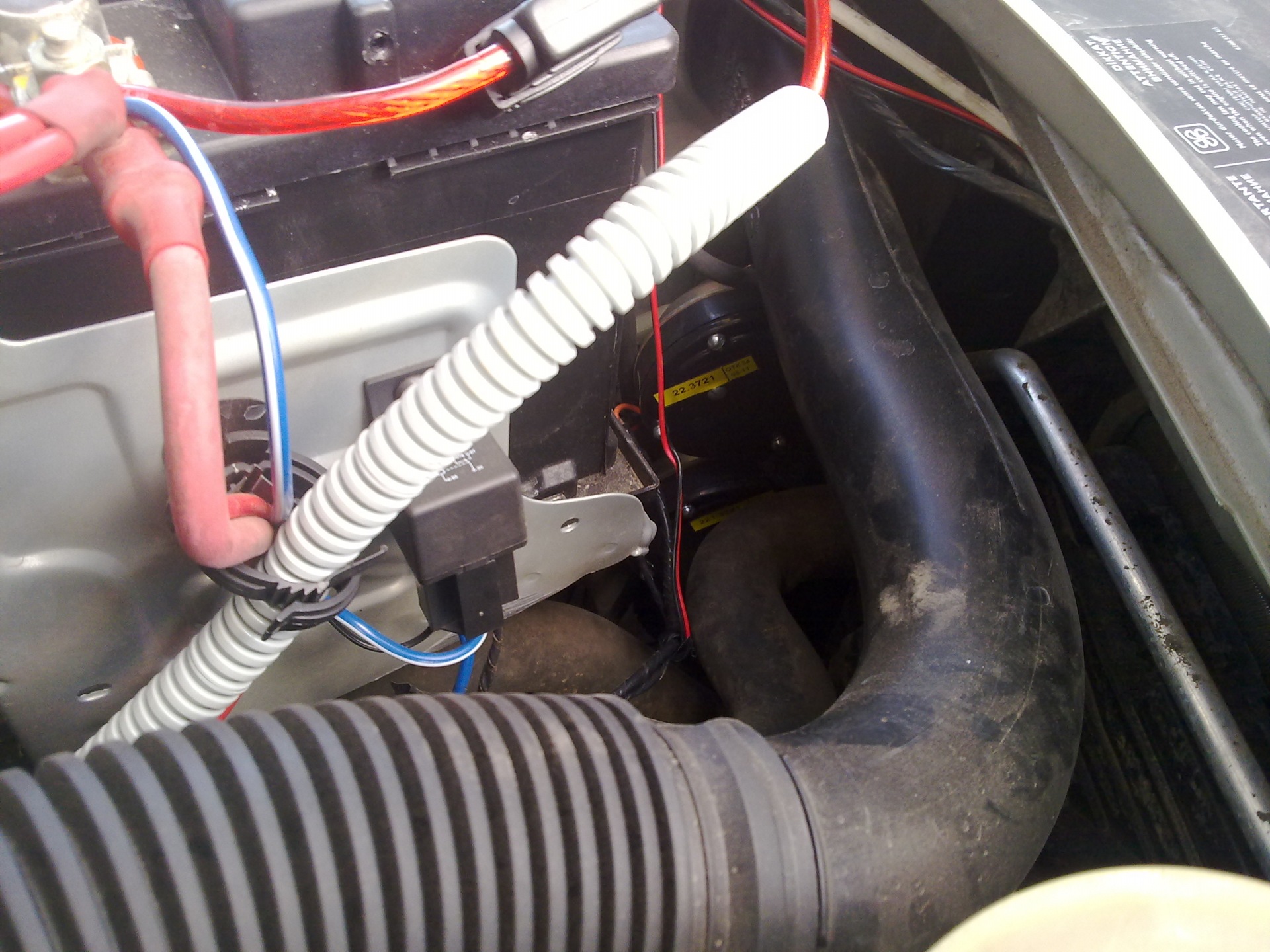 Renault sandero 1 звуковой сигнал. Где сигнал на рено сандеро. Где сигнал на рено сандеро. Где сигнал на рено сандеро. Концевик капота рено меган 2.