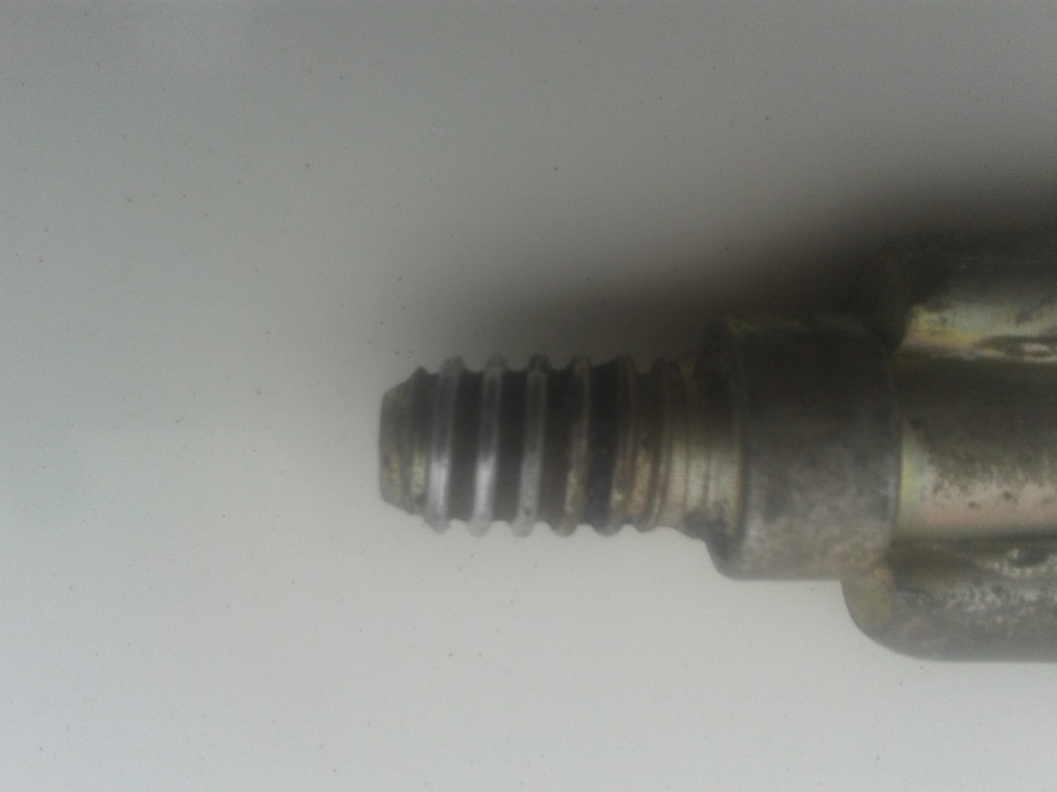 Как мне объяснил отец, левое направление резьбы используется для предотвращения откручивания. Раньше при буксировке часто использовали трос, навивка всех тросов правая, при растяжении трос начинает раскручиваться. Конечно бывают специальные тросы с навивкой которая предотвращает раскручивание, но они дороже. Вот получается что с тех времен и остался стандарт ваговской левой резьбы, сейчас, то наверное редко кто использует трос) — Volkswagen Golf Mk3