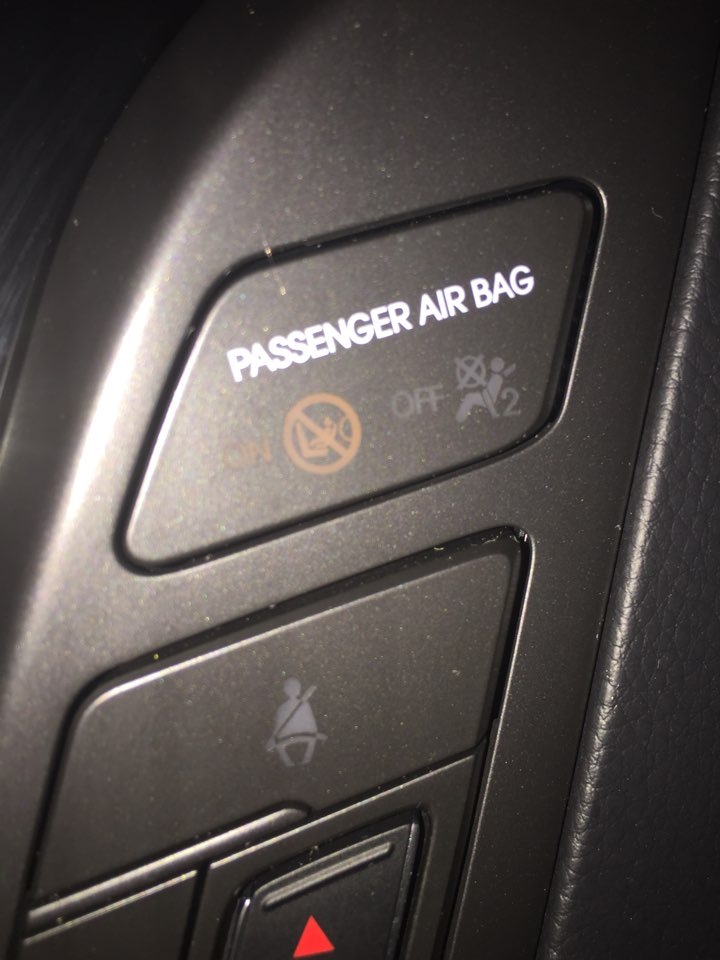 Airbag off. Кнопка люка Хендай i40. Кнопка airbag Hyundai i20. Passenger airbag off Passat b6. Кнопка Passenger airbag BMW.