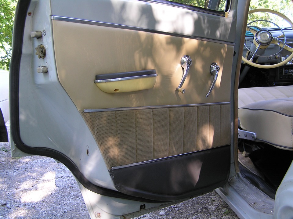 Карты дверей газ 21. Волга 22 молдинг поясной. Газ 24 дверь. Газ 21 дверь. Дверь газ 21 передняя.