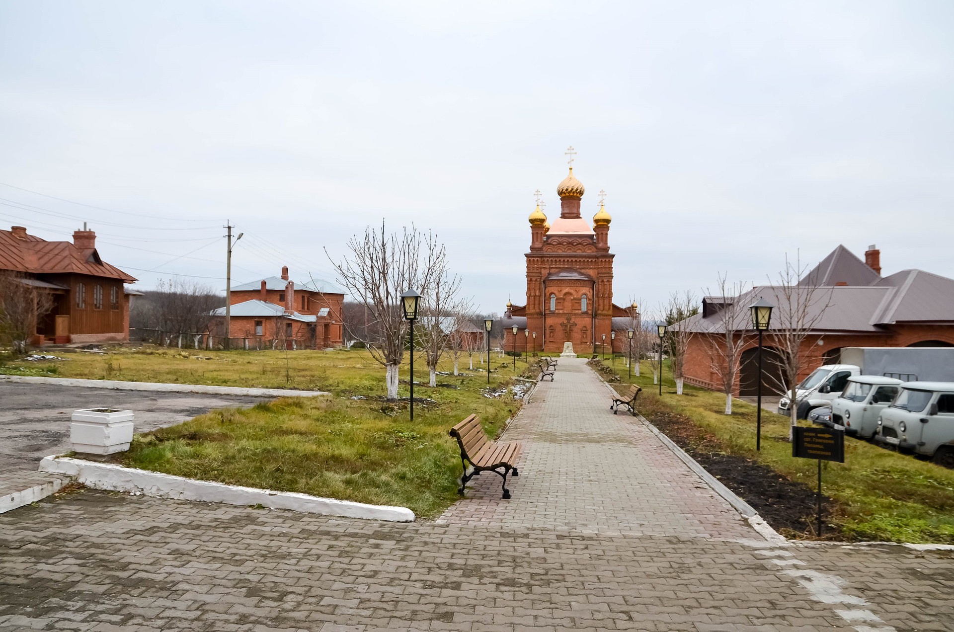 Погода в комаровке. Женский монастырь в Комаровке Ульяновская область. Михайло-Архангельский монастырь Комаровка. Женский монастырь Архангела Михаила Ульяновская область Комаровка. Михайло Архангельский женский монастырь Ульяновская область.