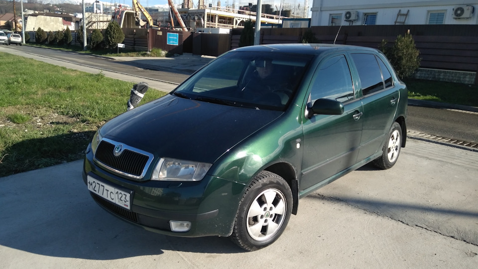 Skoda Fabia зеленая