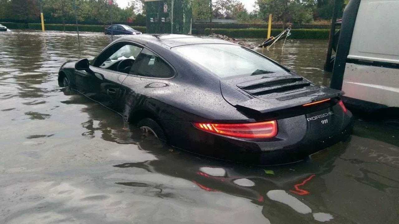 Автомобили после воды. Гидроудар машины. Водный авто. Машина в воде. Утопленная машина.