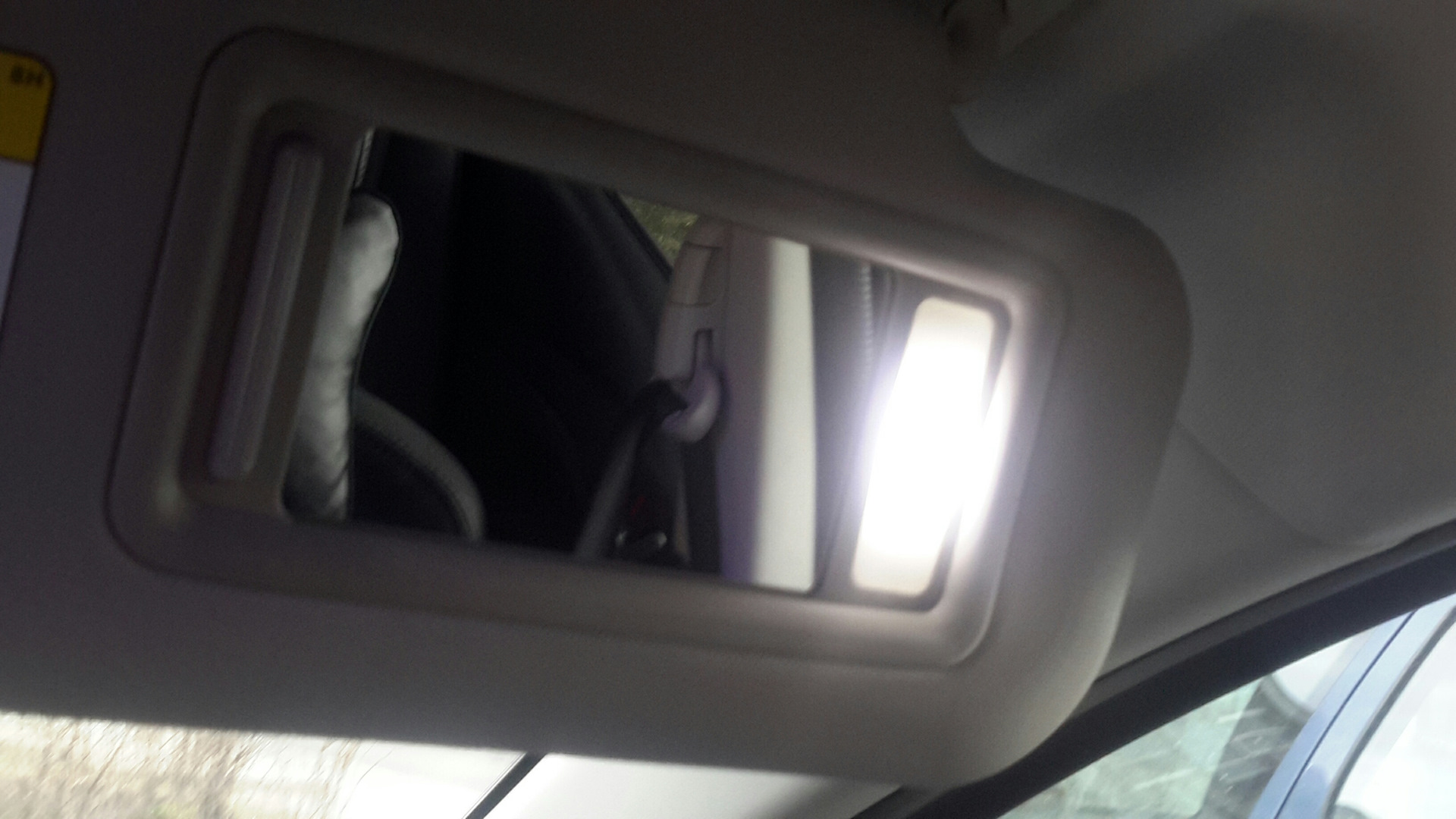 Задний плафон мазда мпв. Замена лампочек салона мазда. Плафон подсветка салона mazda 6gg. Лампы салона мазда 6 gj. Лампа салона мазда 6 gh.