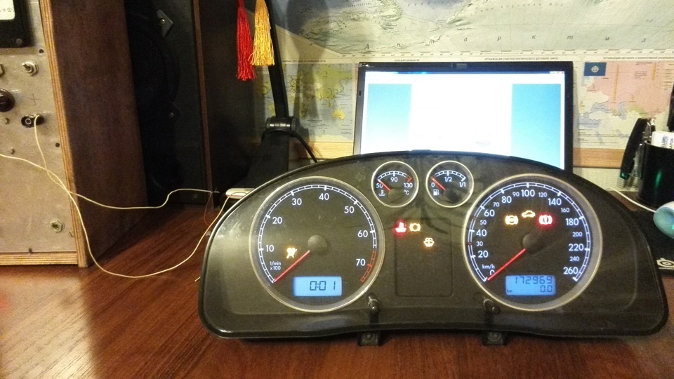 тестовое включение на столе приборки, готовой для препарирования — Volkswagen Passat B5