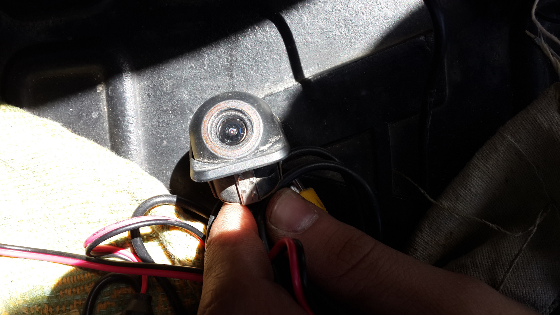 Передатчик для камеры заднего вида. Камера для тойота королла 120 кузов. Камера заднего вида kia sorento xm 2011 штатная. Замена камеры заднего хода. Передатчик для камеры заднего вида.