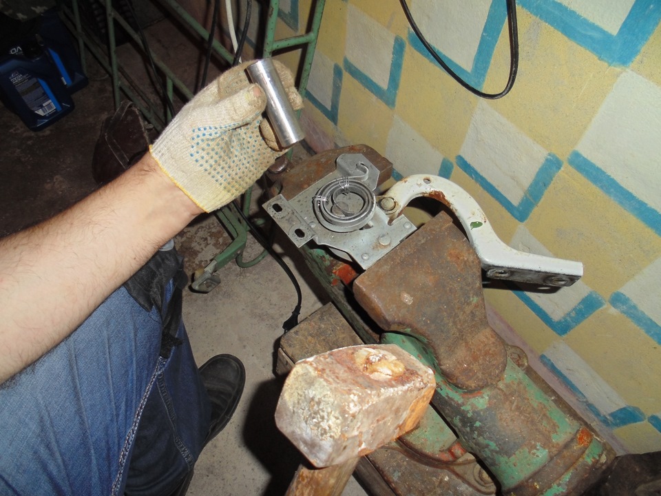 Если не держится крышка багажника в открытом положении — Москвич 2140 ...