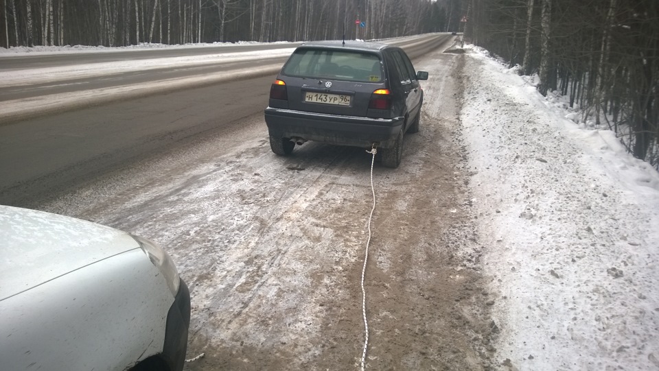 Сломалась машина в семье) Поехал выручать гольфом)) или битый небитого ...
