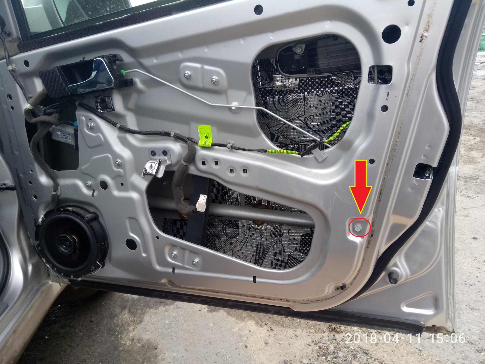 Не открывается дверь пассажира. Механизм открывания двери Хендай Солярис. Chevrolet Cobalt 2013 стеклоподъемник водительской двери. Механизм открывания двери Солярис 2. Устройство двери Хендай Солярис.