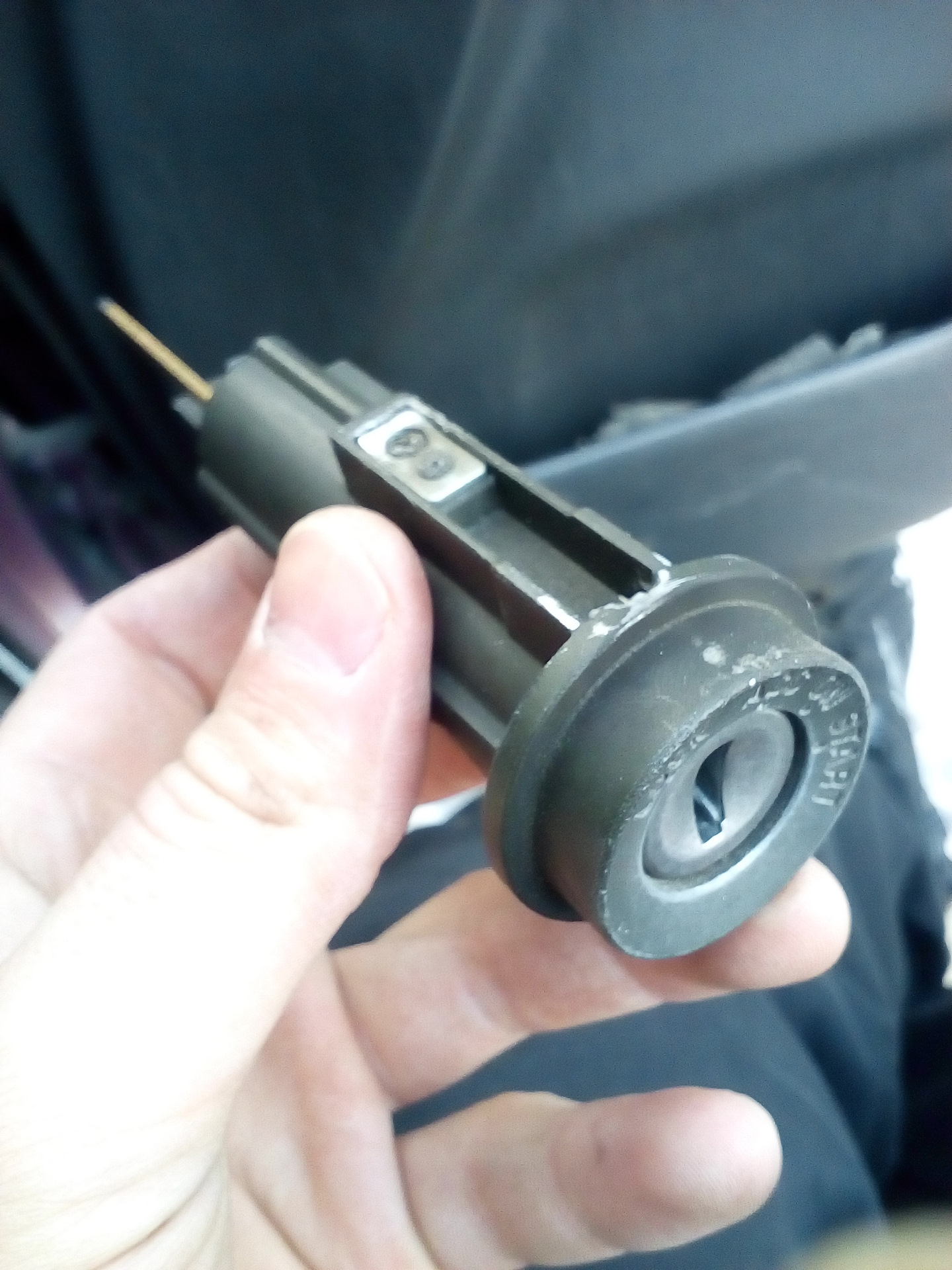 Как вытащить ключ из машины. Toyota Carina Exiv замок зажигания. Сломанный ключ. Как достать сломанный ключ из замка зажигания. Вытащить сломанный ключ из замка.