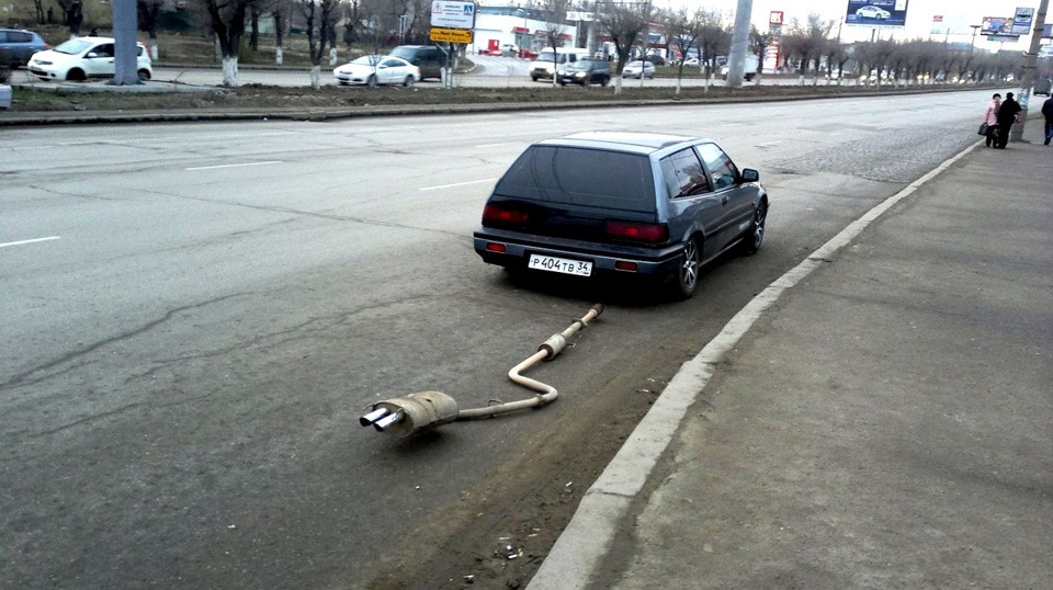 Отвалилась выхлопная труба. Оторванный глушитель. Оторвалась выхлопная труба. Отвалился глушитель. Оторванный глушитель авто.