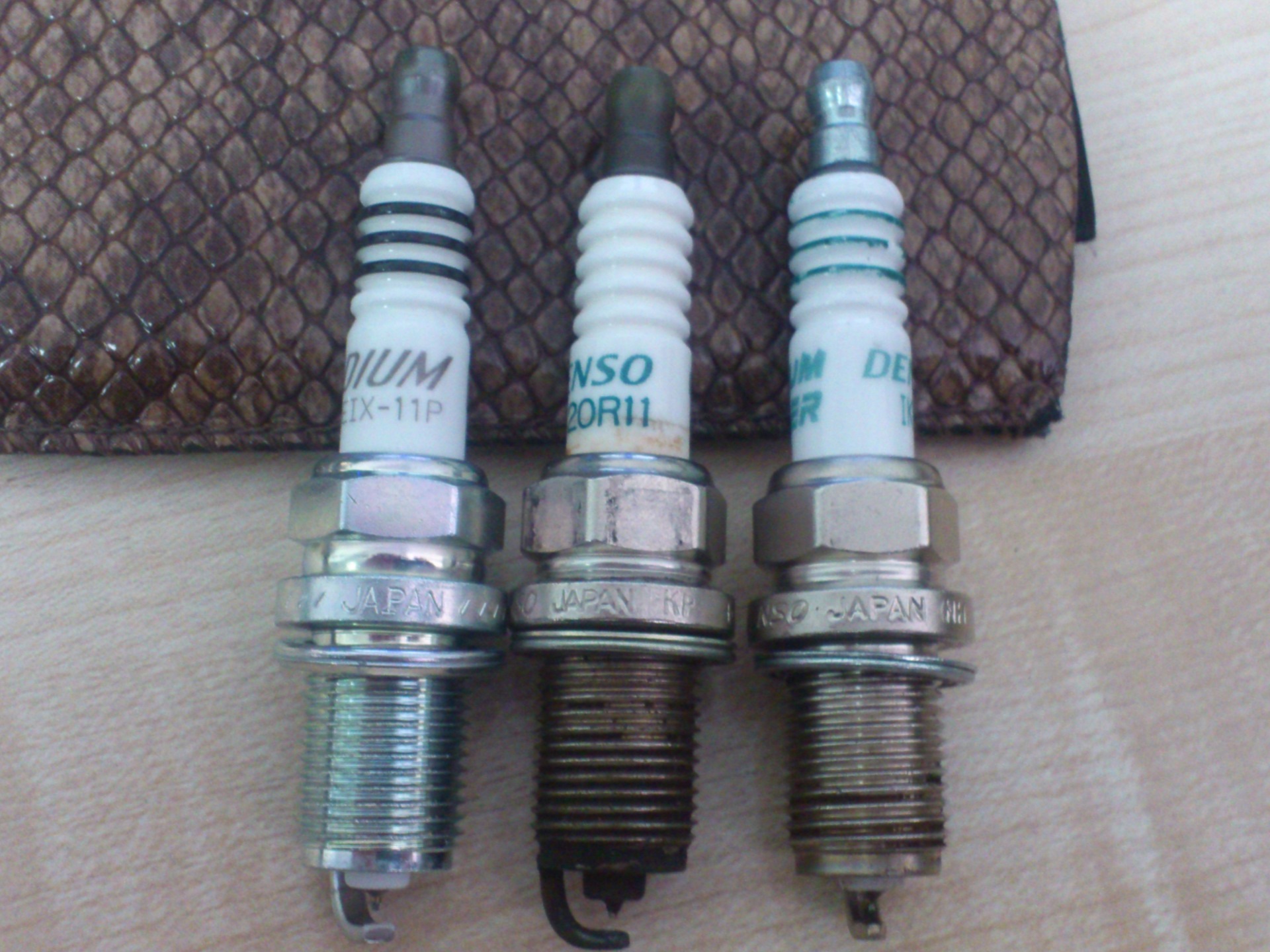 Свечи денсо отличить. Sk20r11 Denso. Denso sk16r-p11. Sk20r11 аналоги.