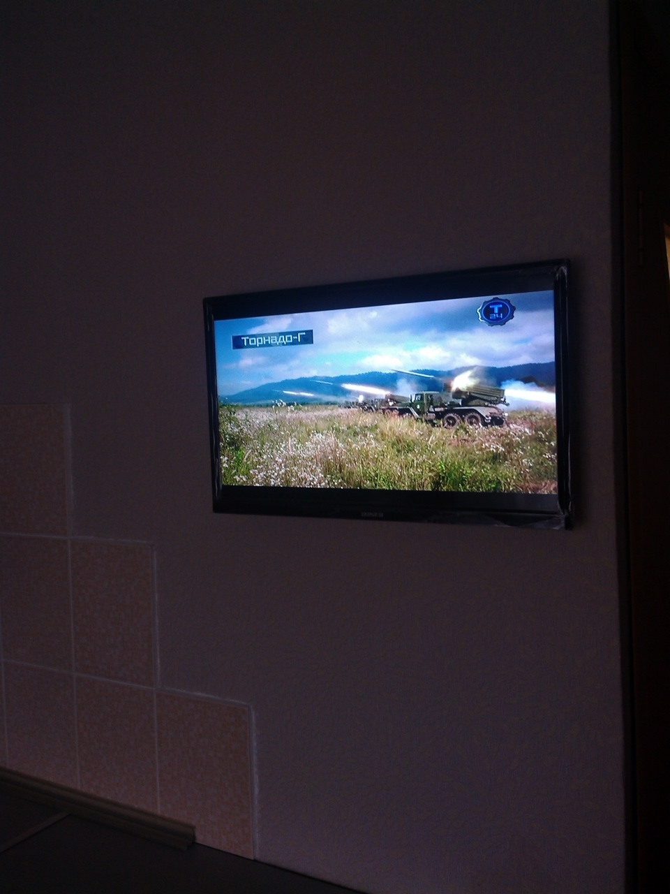 Телевизор 55 дюймов на стене фото