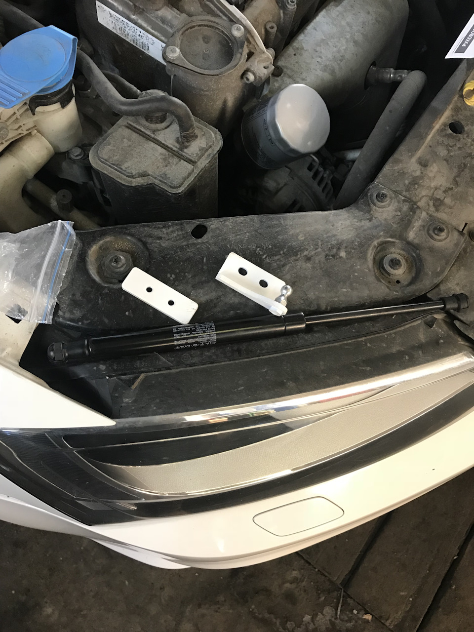Газовые упоры капота — Volkswagen Jetta VI, 1,6 л, 2015 года ...