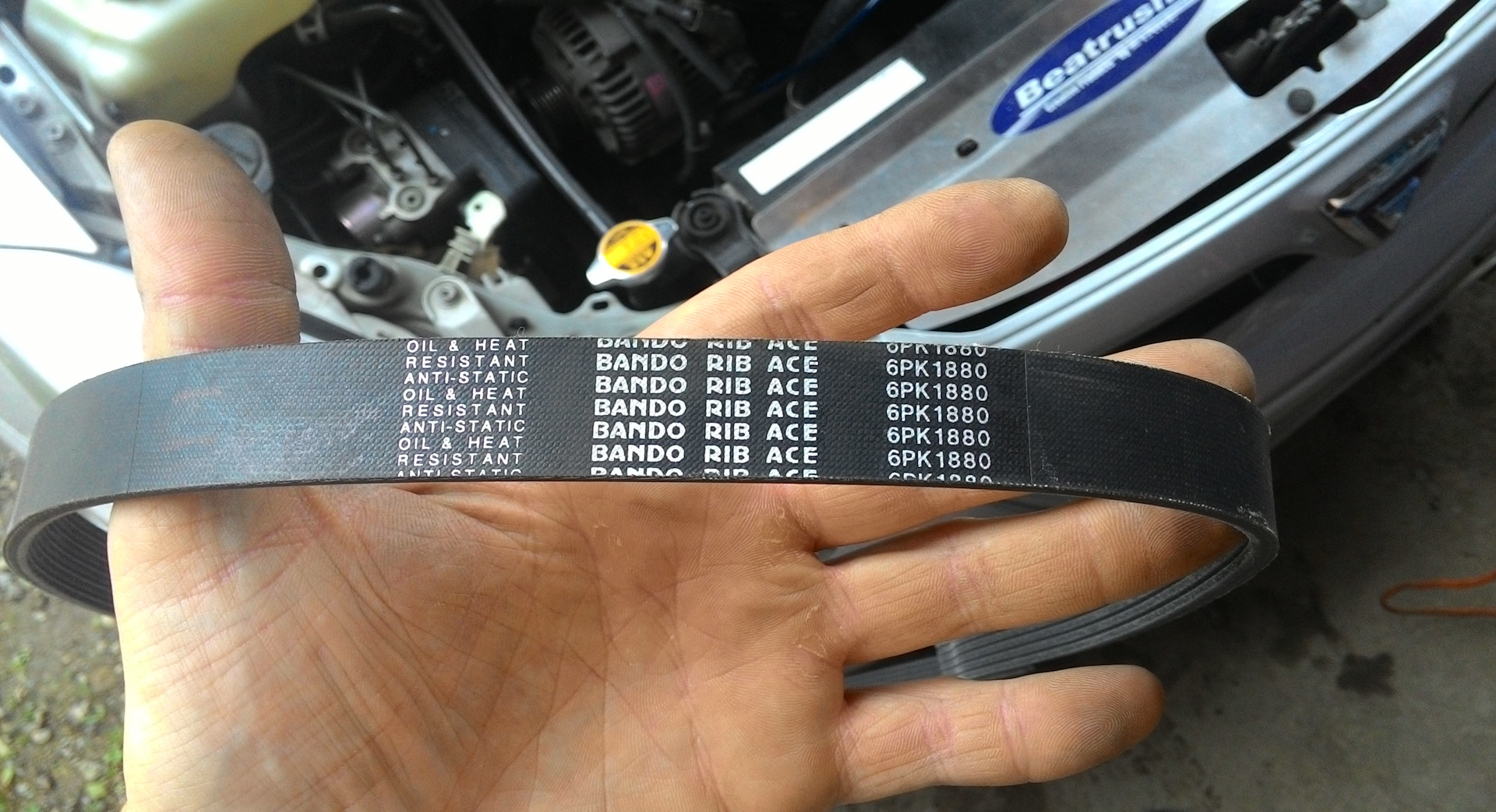 First belt. Приводной ремень 1zz Fe Toyota. Ремень генератора Тойота 1zz. Ремень 6pk1880 1zz. Ремень навесного оборудования Тойота 1zz Fe.