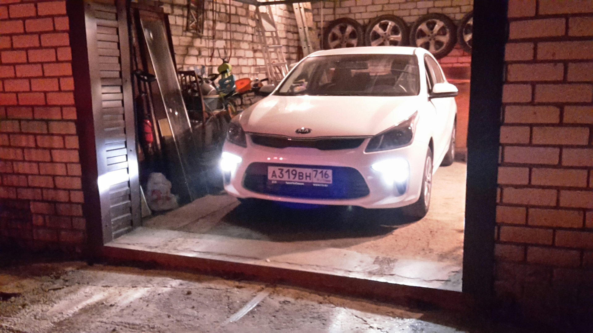 Стекла фар KIA RIO 4 FB () R дорестайлинг glass