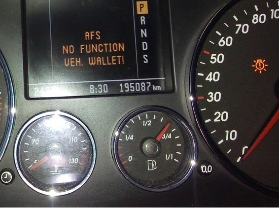 Значок пневмы на туареге. Touareg 2006 esp off. System fault workshop фольксваген туарег. Ошибки туарег 2005. Ошибка пневмы туарег 2006.