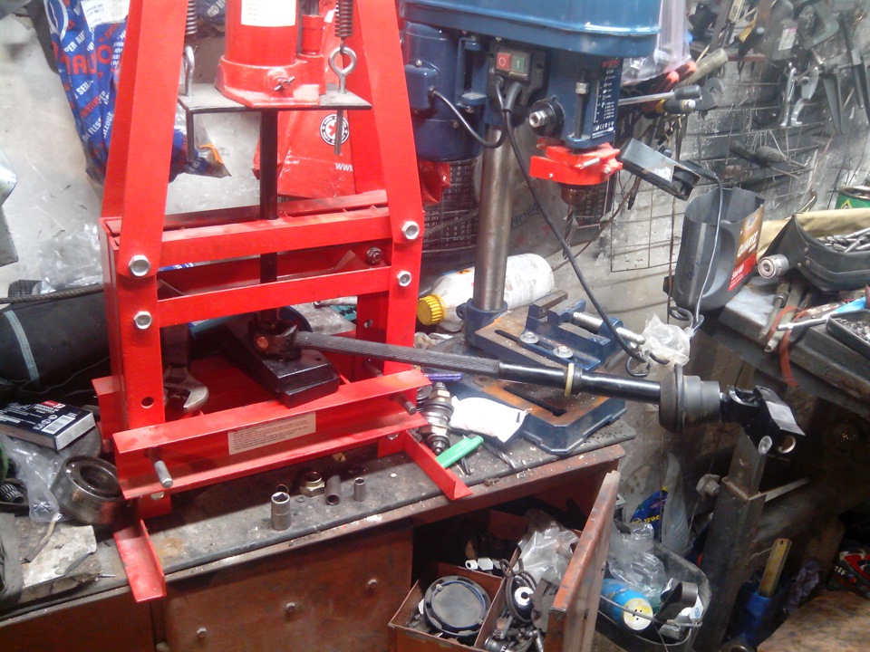 Поставил бу рулевую рейку. Заменил рулевую крестовину, подушку ...