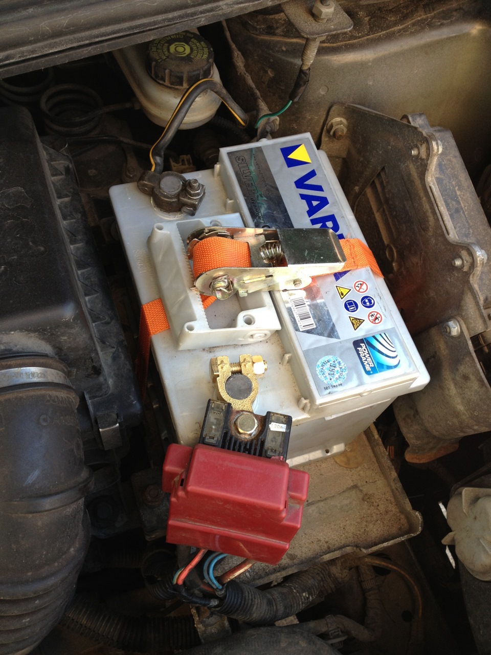 Акб кольт 2007. Митсубиси кольт 1. Mitsubishi colt аккумулятор drive2. Мицубиси кольт 2006 акб. Мицубиси кольт 2006 аккумулятор.