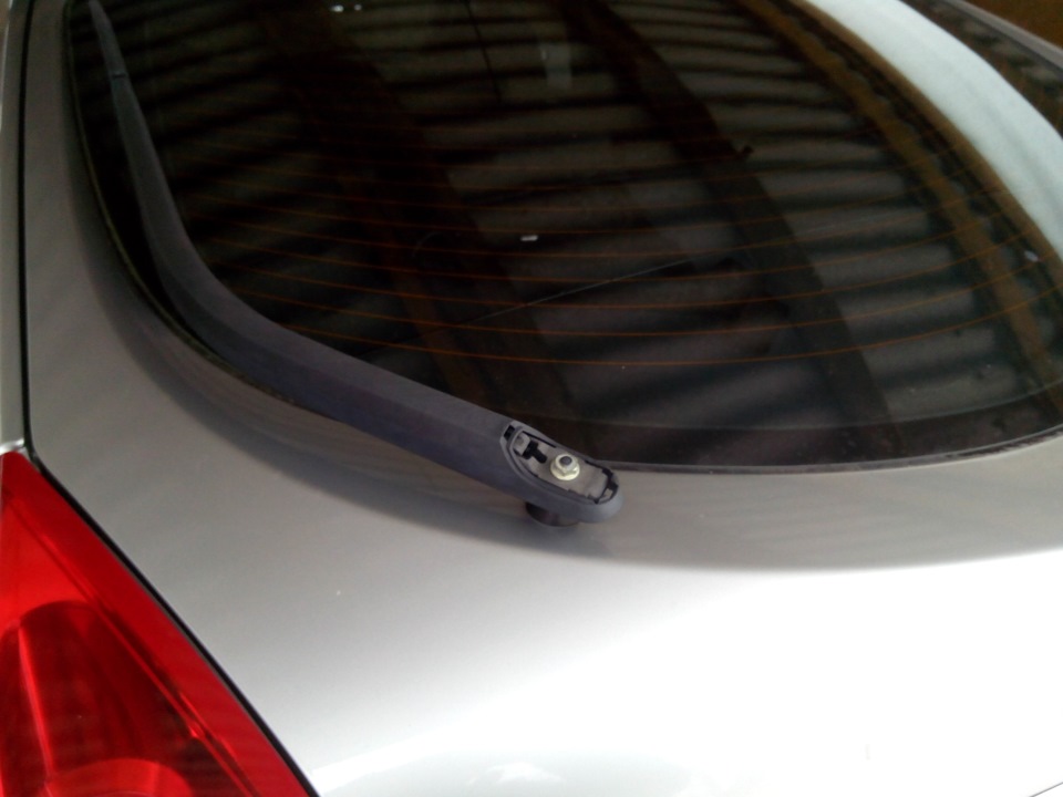 Колпачок дворника заднего стекла — Nissan Primera (P12), 1,9 л, 2004 ...