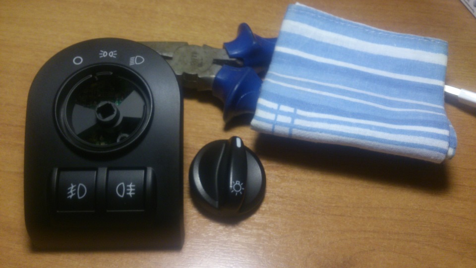 Что бы разобрать дальше, надо снять крутилку, для этого обхватил платком, зажал плоскогубцами и потянул. — Lada Гранта Лифтбек (1G)