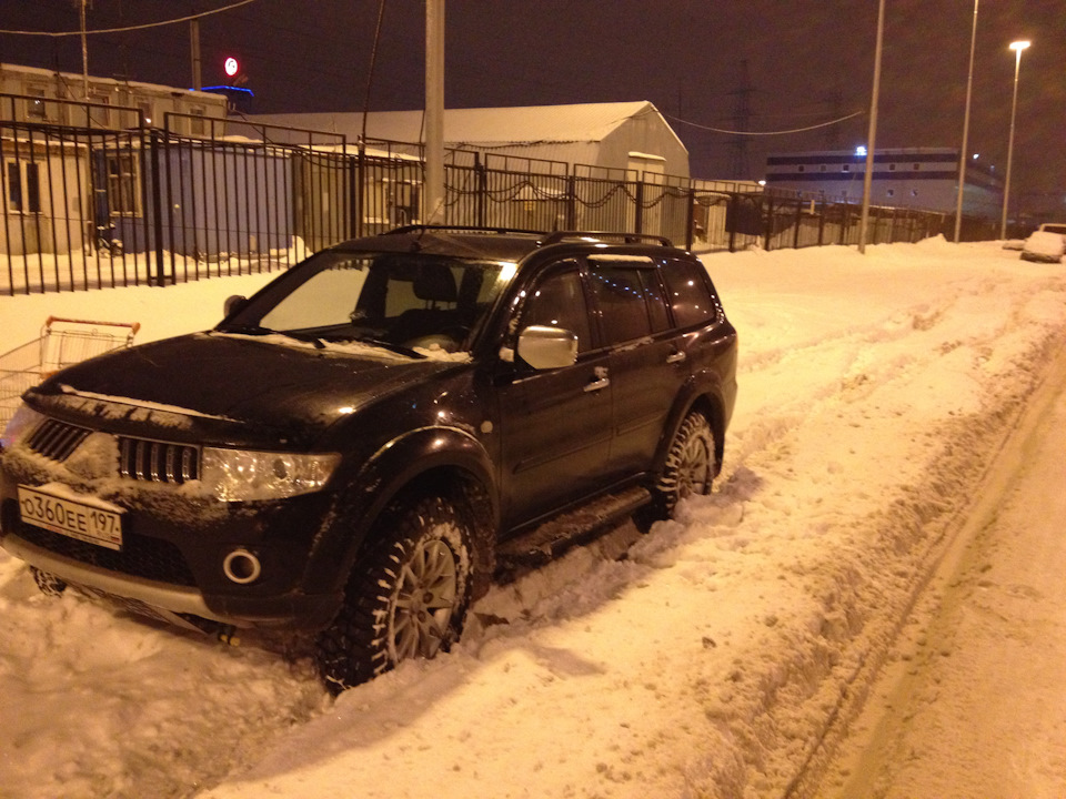 Нахрена в Москве внедорожник, правда? Да хотя бы для того, чтобы к дому подъехать — Mitsubishi Pajero Sport (2G)