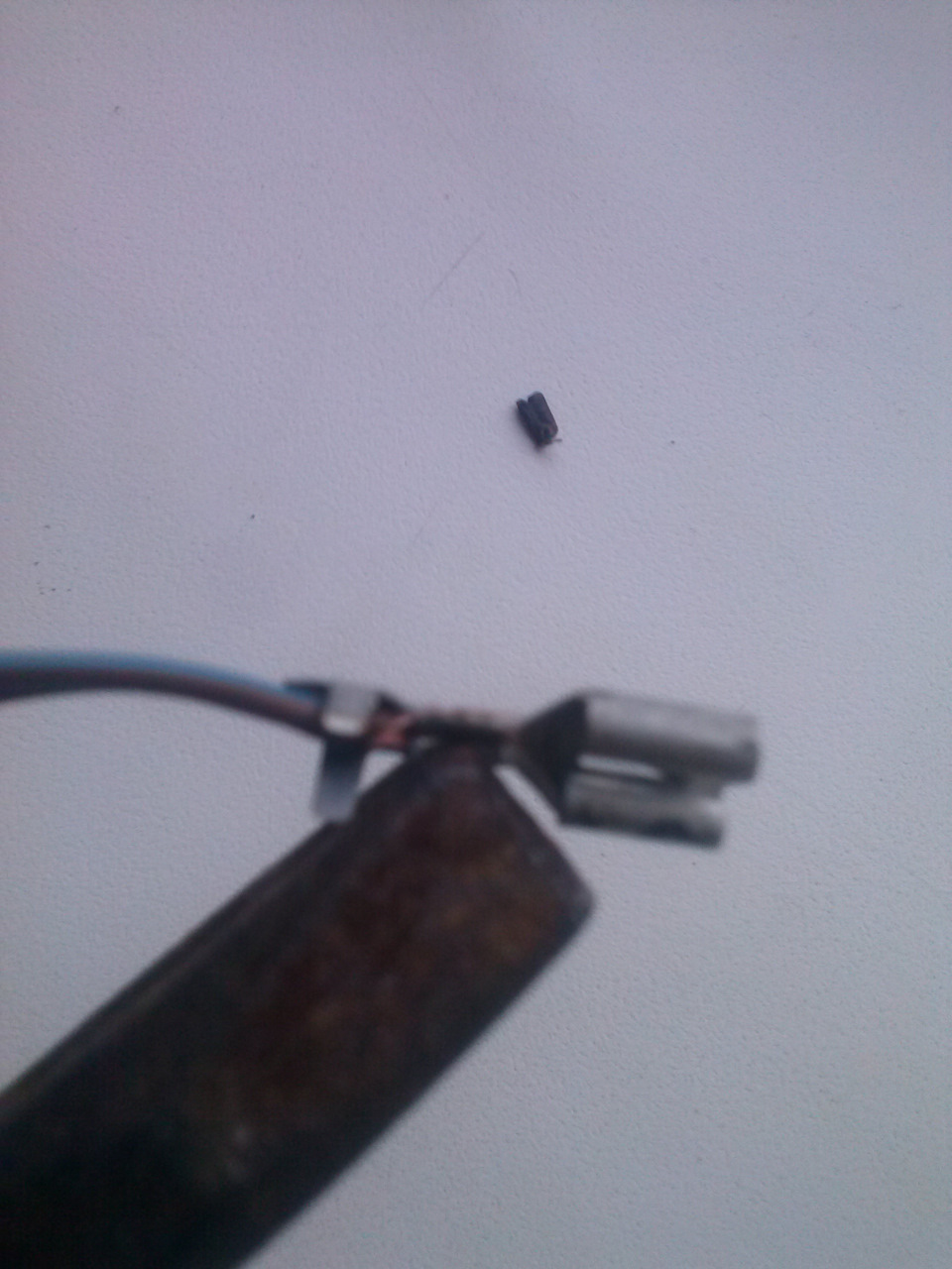 Аккуратно заворачиваю зажимы — Audi 100 (C3)