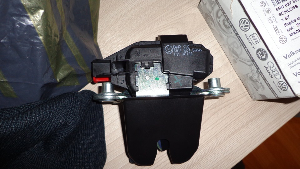 Polo 2016 привод замка багажника. замок багажника на фольксваген поло седан 2013 года. фольксваген поло 2013 замок багажника. 6ru827505c замок багажника polo sedan. замок багажника поло.