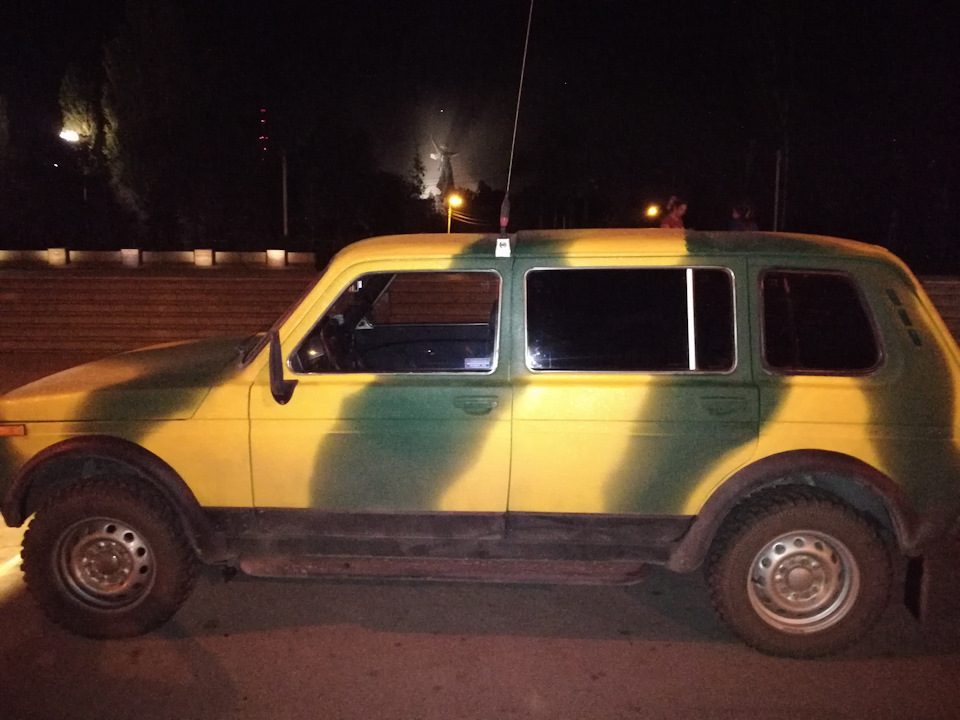 Заехал в дом на ниве. ff6fd65s 960. Заехал в дом на ниве фото. Заехал в дом на ниве-ff6fd65s 960. картинка Заехал в дом на ниве. картинка ff6fd65s 960. Решил консолидировать свою поездку в один пост и поделиться, начну сначала.Однажды в студеную зимнюю пору… Кхм… Начало смутно знакомое, ну да ладно… Короче, купил я Ниву!Решение пришло ко мне спонтанно, раньше я думал о машине для поездок, куда основную Хонду жалко, а тут Хонду продал и ездил на такси да на общественном транспорте, пока ничего не купил, ну и жена говорит — давай купим Ниву, ты же хотел. Я задумался, но на сайт с объявлениями тут же зашел. И через месяц нашел 2001-го года 2131, как и хотел, т.к. в планах было ездить далеко, а по трассе 31-я выигрывает на мой взгляд.