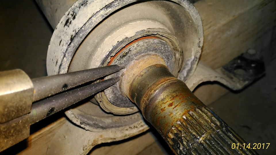 замена подвесного подшипника вала КПП VW T-4 ACV / пыльник внутреннего ШРУСа - V