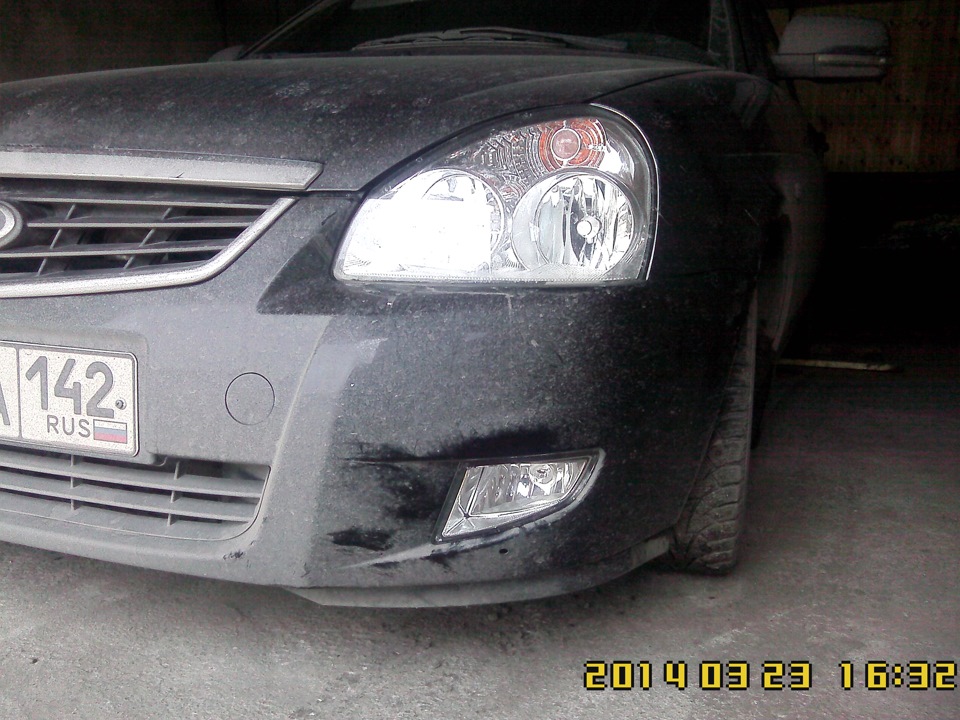 Хотел поменять лампочку, а поменял туманки))) — Lada Приора седан, 1,6 ...