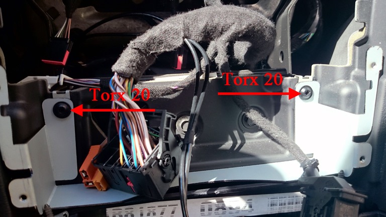 Закрепляем рамку для пепельницы. Два винта torx 20. — Ford Mondeo IV