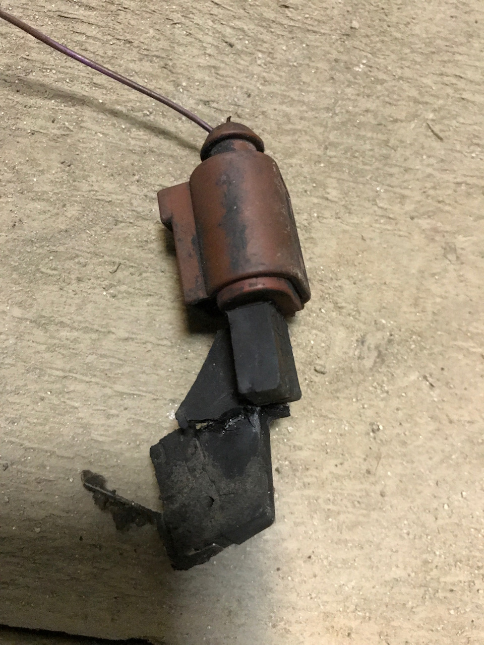 обидно то, что одельно не поставляется — замена только в сборе с замком или искать б/у, но тоже только с замком ( — Audi Allroad (C5)