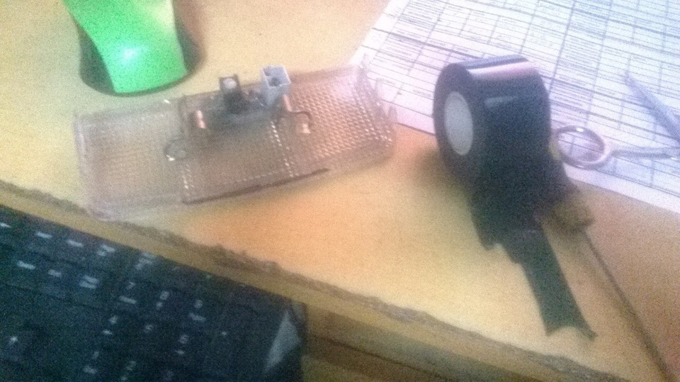 Жутко надоел дребезг плафона в салоне. — Lada Приора хэтчбек, 1,6 л ...