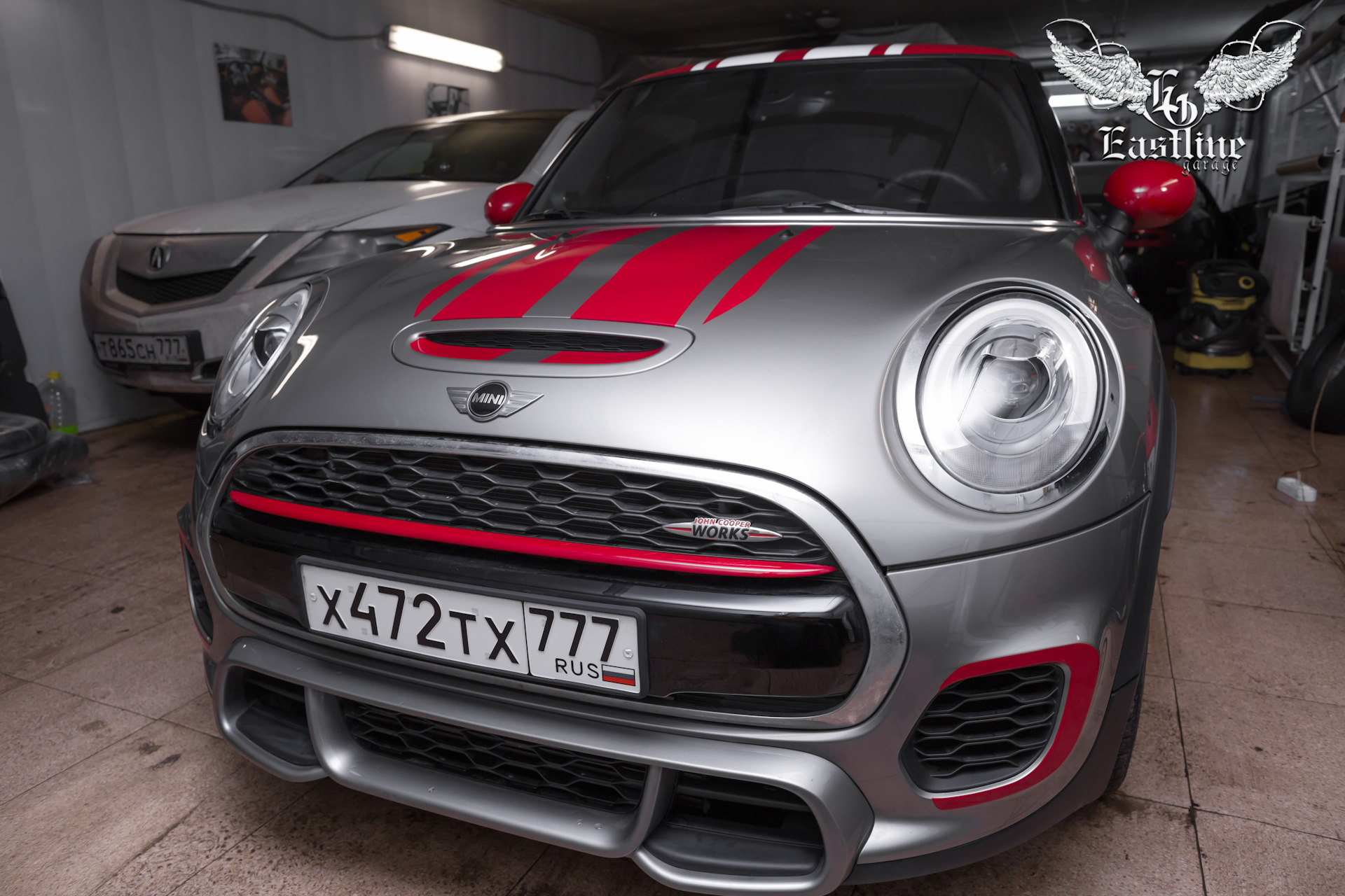 Тюнинг ателье. Mini Cooper JCW Vinyl. Оклейка винилом Mini Cooper. Мини Купер в плёнке 2014. Mini John Cooper works жабры на Крылья.