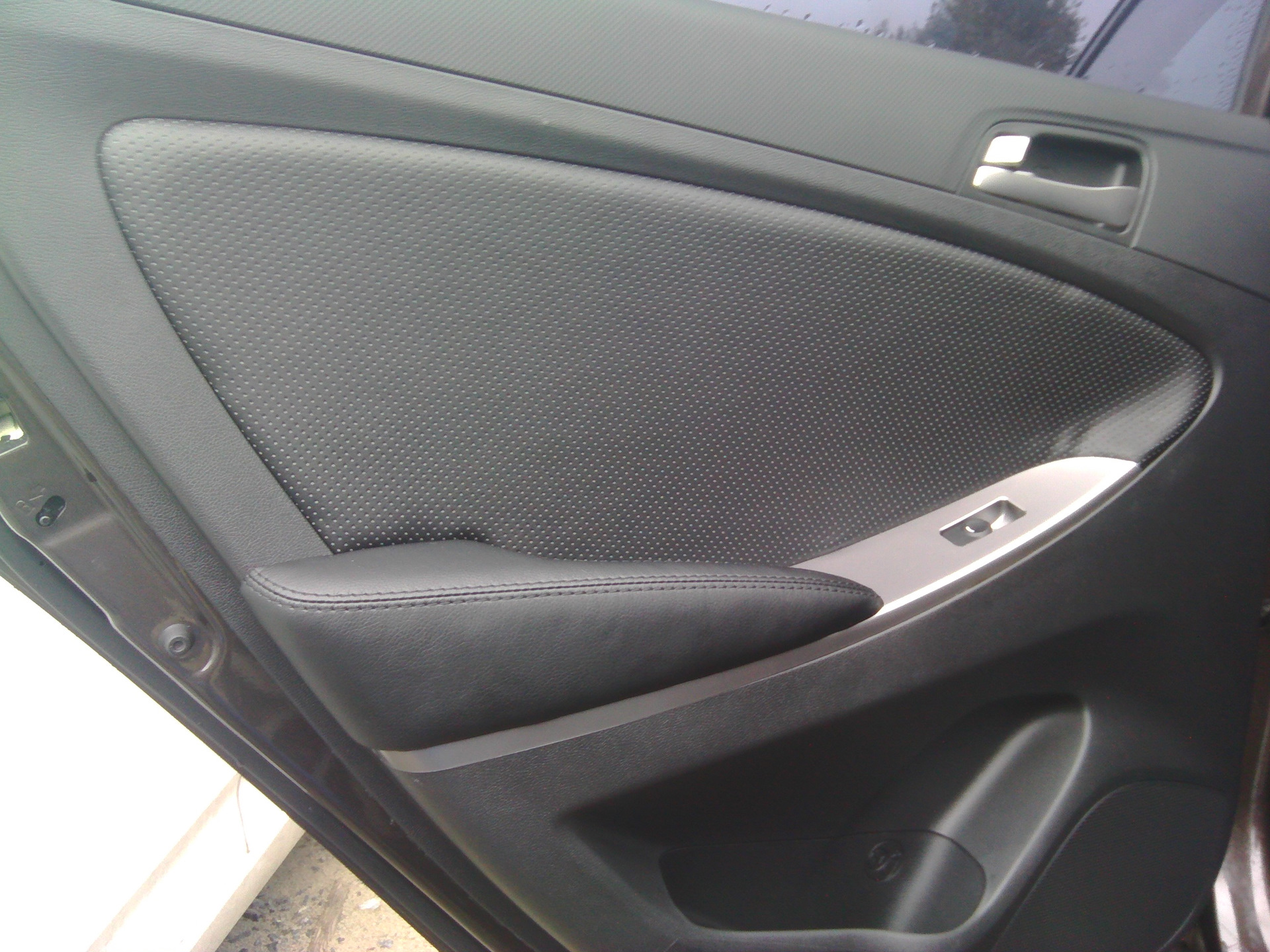 Дверь обшивка солярис хендай. Hyundai Solaris 1 высокочастотные динамики. Кожаные подлокотники дверей - Hyundai Solaris, 1.6. Обшивка двери Хендай Солярис. Колонки в дверку Солярис 2014.
