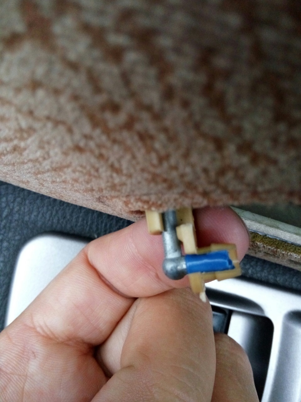 фиксатор тросика двери