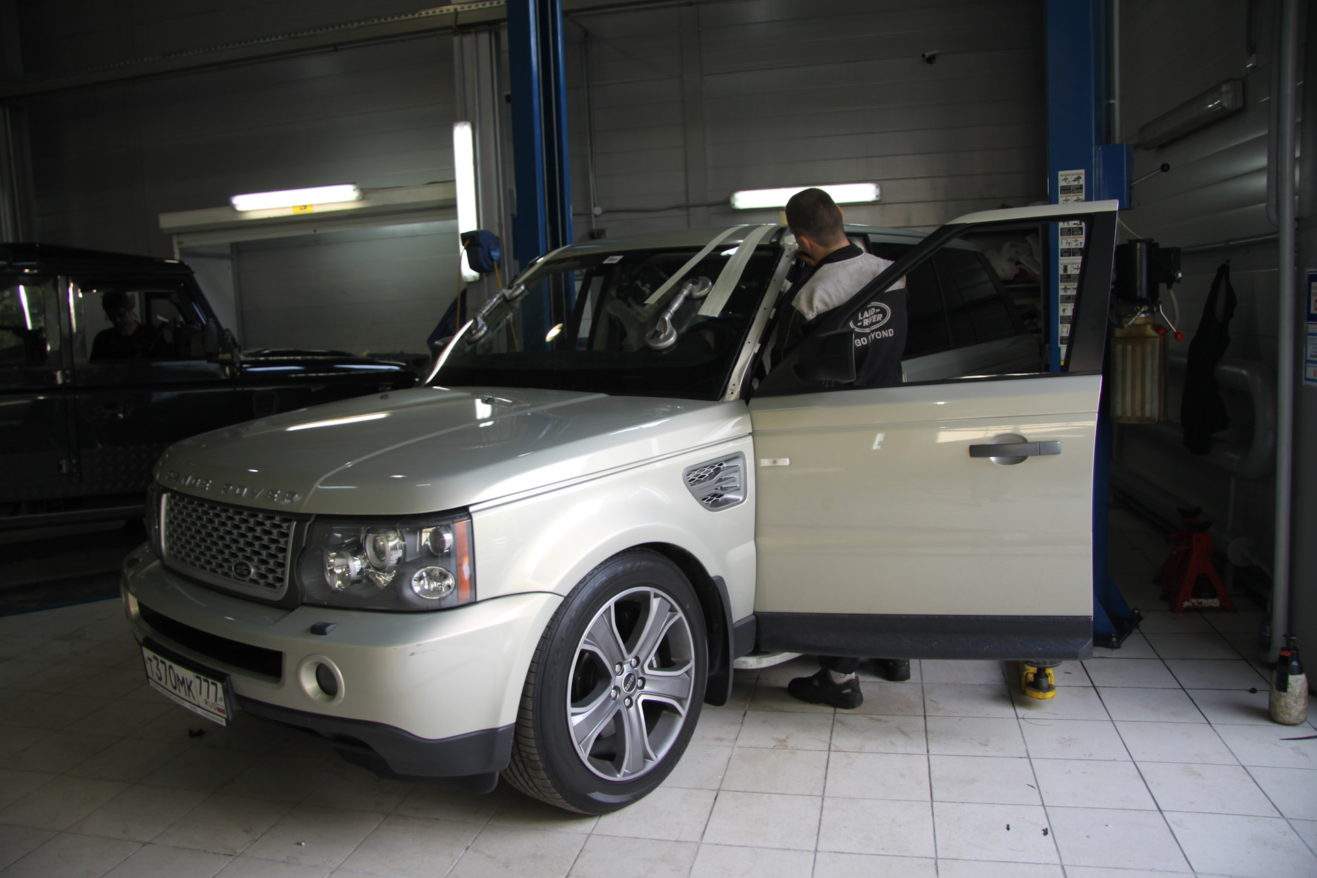 Стекло range rover sport